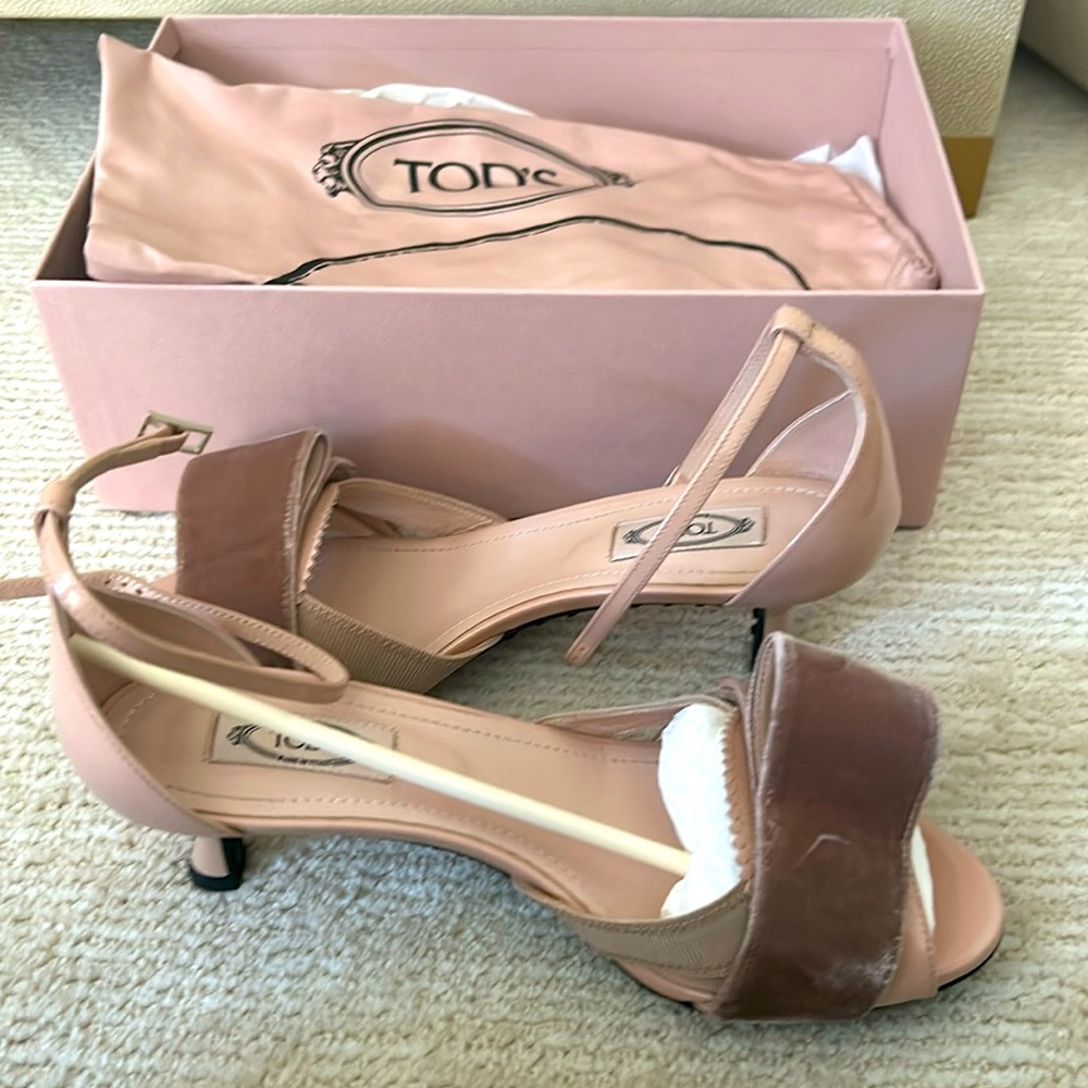 New in box Tod’s Gomma sandalo Fiocco - in hard to find nude!